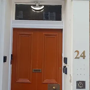 Homestay The City- Braveheart House, Edinburgh